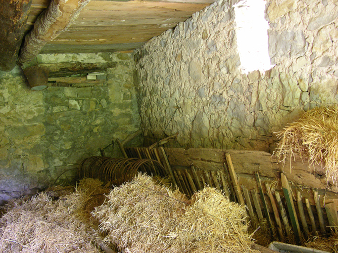 Etable en étage de soubassement, râteliers. Sampechier.