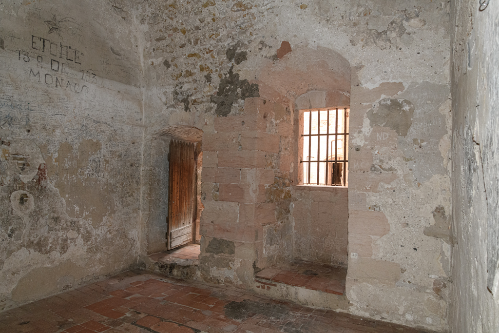 Donjon, casemate d'étage du corps central, côté ouest, porte, fenêtre et a gauche cloison d_origine