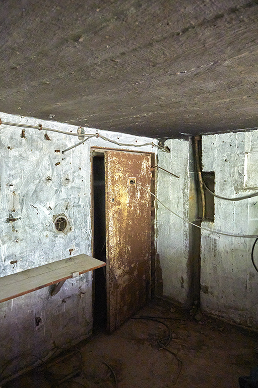 Poste d'observation du niveau 1 du poste de direction de tir, porte vers la salle centrale 