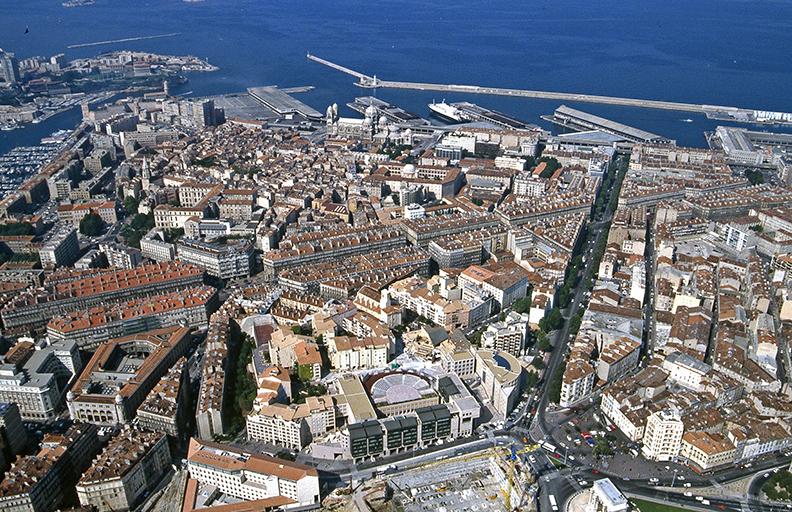 Vue aériennne de l'hôtel de région dans son contexte urbain, vers 2000.