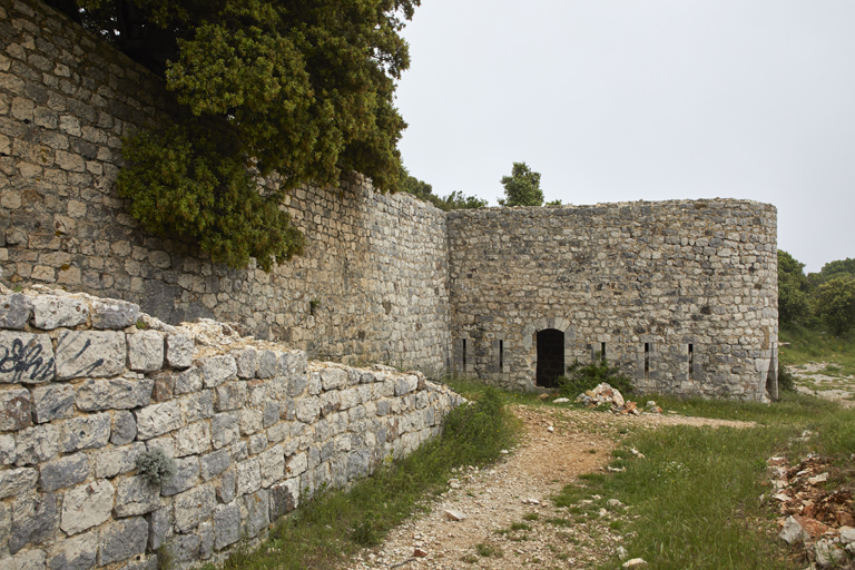 Front de gorge de l'ouvrage, rampe et flanc crénelé avec porte du saillant casematé ou coffre en forme de tour.