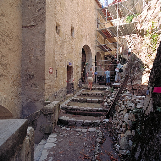 Bâtiments 36, 42. Débouché de la porte haute du château (36), galerie 42.