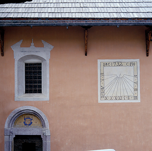 Eglise paroissiale Saint-Sébastien. Façade sud : détail avec le cadran solaire.