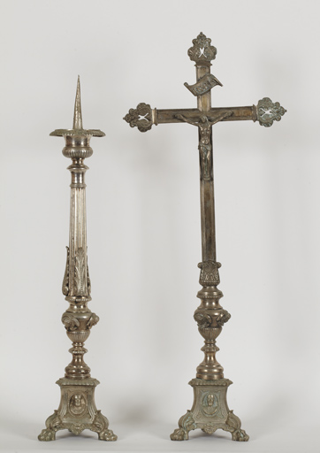 Garniture d'autel composée d'une croix d'autel et de 10 chandeliers d'autel