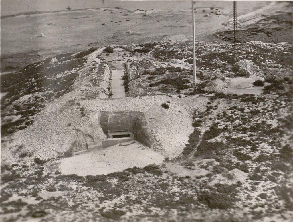[Vue aérienne de la casemate de flanquement (Regelbau 680) de la position de Lavera], 1946.