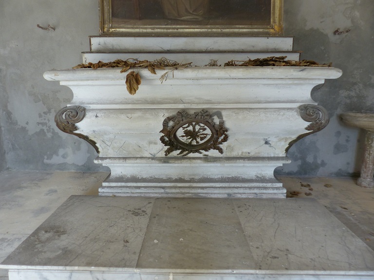 Vue d'ensemble de l'autel en bois peint.