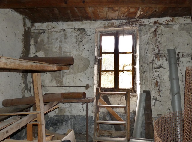 Rez-de-chaussée surélevé, chambre. Vue de volume prise de l'ouest.