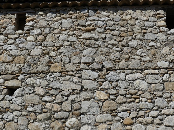 Maçonnerie présentant des traces de collage et de surélévation. Ferme au hameau de Saint-Aubert (Ribiers).