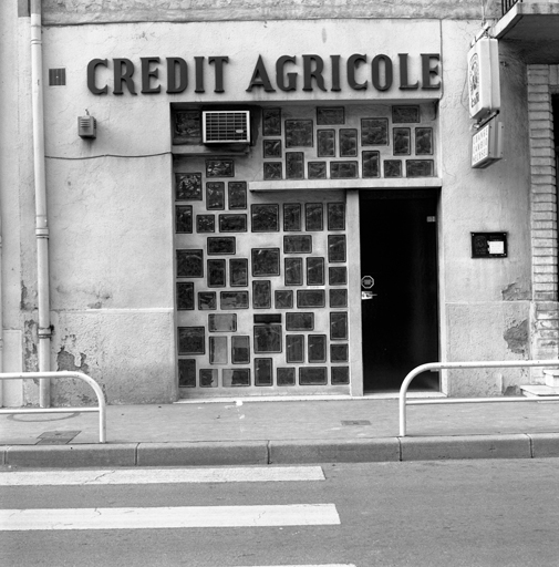 Avenue du Président Wilson. Crédit Agricole. Devanture. Vitrine en briques de verre.