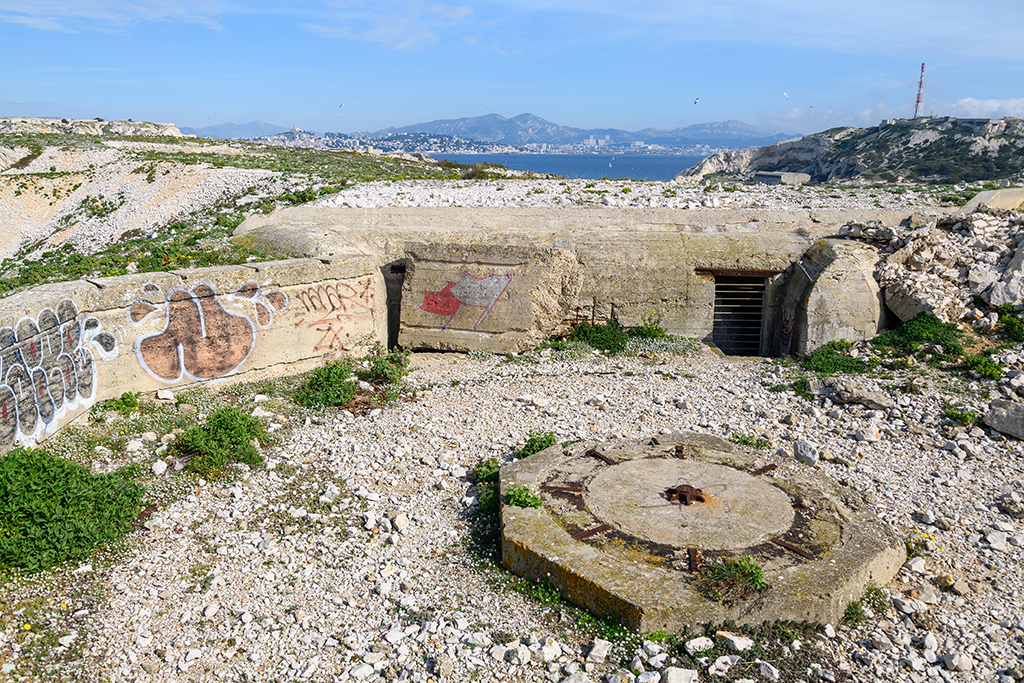 Batterie sudwall, 2eme cuve à casemate abri Regelbau M 158, pivot central du canon et façade sur cuve de la casemate