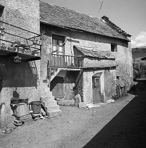 Façade d'une maison à porche. au Villar d'Arène.