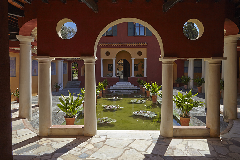 L'atrium. Le bassin et le porche de la villa. Vue prise de l'abside. 