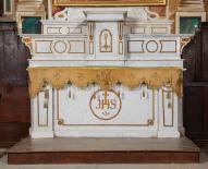Ensemble du maître-autel : deux degrés d'autel, autel, tabernacle, deux gradins d'autel, exposition