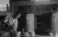 Un ouvrier travaillant dans la distillerie installée par Lautier fils dans les années 1920.