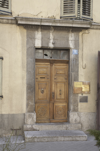 La porte refaite au 19e siècle de l'ancienne demeure de Mgr Mouchy.
