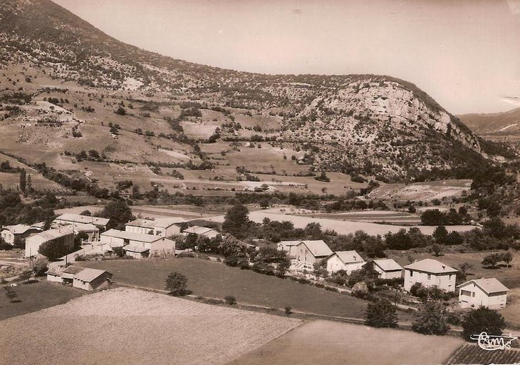 [Le quartier du Plan, Châteauneuf-de-Chabre, vue prise de l'est] Années 1960. 