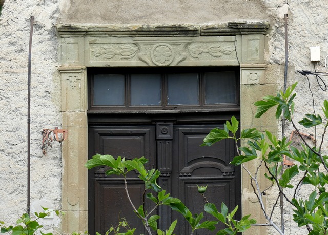 Partie ouest. Elévation sud, deuxième niveau. Porte de l'escalier ouest, avec encadrement scuplté.