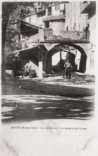 ANNOT (Basses-Alpes). - La Rue Dufour. Le Lavoir et les Voûtes.