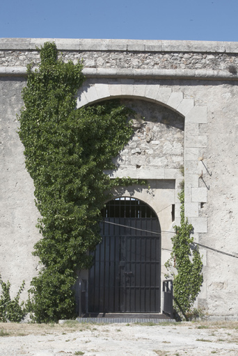 Caserne défensive, façade d'entrée sud.