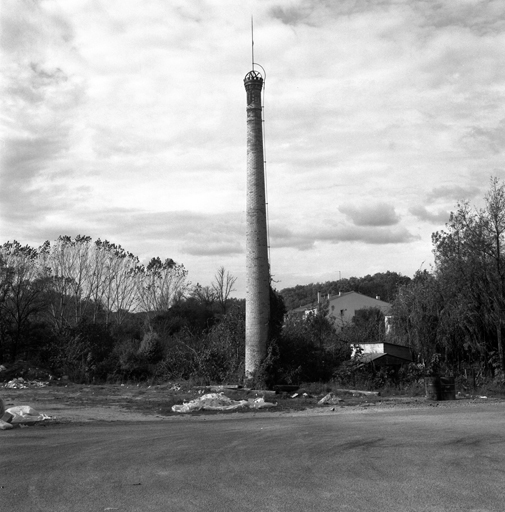 Avenue Wilson. Cheminée d'usine. Vue d'ensemble.