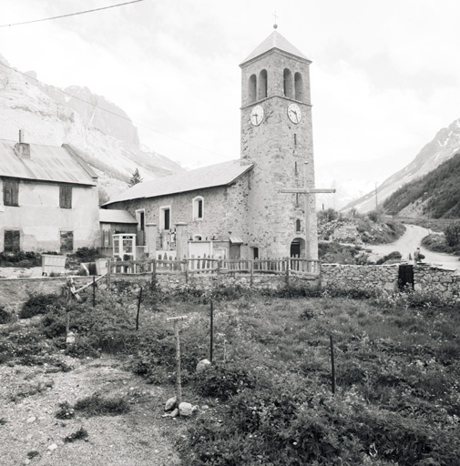 Vue générale de trois-quarts, prise du sud-est.