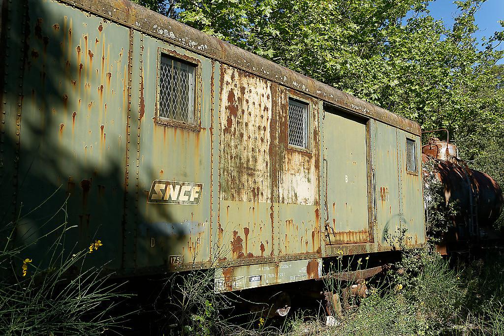 Matériel de transport ferroviaire : fourgon OCEM type 1929 à 2 essieux et rivets apparents