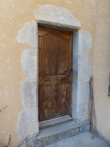 Pignon sud, deuxième niveau. Porte du logis, avec encadrement chanfreiné et date gravée (1651).