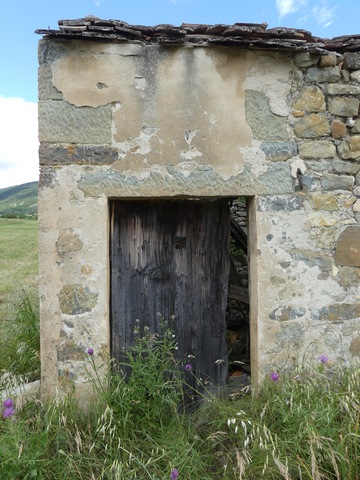 Elévation sud, porte du logis surmontée d'une baie murée (pigeonnier ?).