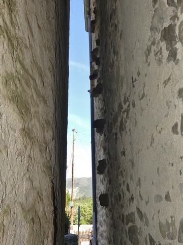 Courtine nord-ouest. L'arrachement de la muraille sur le pignon sud du château.