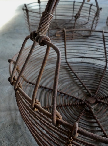 Grand panier. Détail de l'assemblage de la poignée.