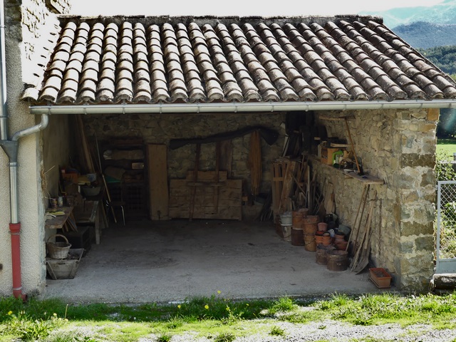 Bâtiment de la remise est. Vue d'ensemble prise de l'ouest.