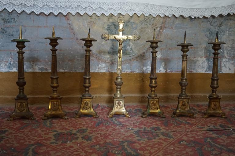 Garniture d’autel composée d’une croix d’autel et de 6 chandeliers d’autel