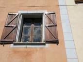 Ferme à Bontès. Fenêtre avec faux encadrement peint, fausse chaîne d'angle.