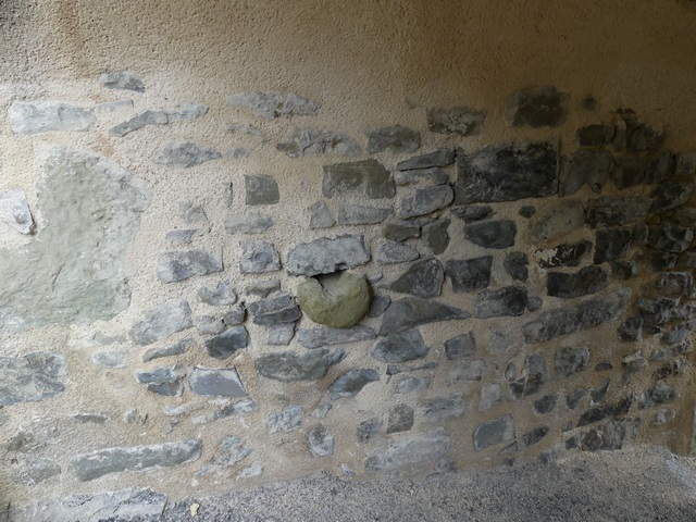 Elévation ouest, premier niveau. Vestige du départ de l'arcade, sortie de pile d'évier en pierre de taille.