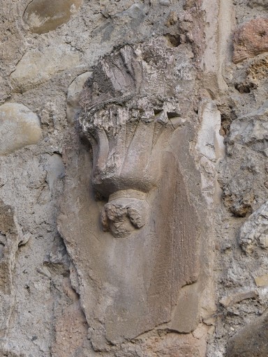 Aile sud. Passage couvert de la porte fortifiée, vestige d'un culot de voûte en gypserie ornée.