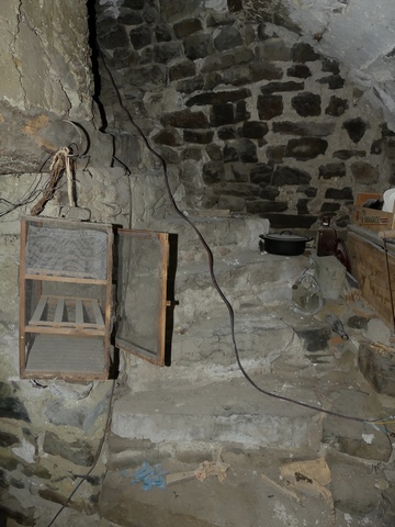 Etage de soubassement, angle sud-ouest. Départ de l'escalier menant au rez-de-chaussée.