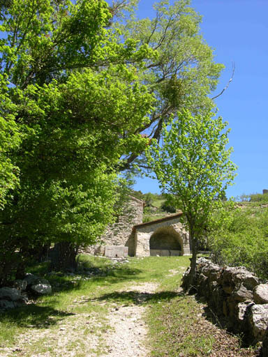 Vers les fontaine, lavoir, abreuvoir et fournil.