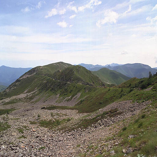 Route de Giaure vue de l'est ; au fond, centre droite, le fort Pernante.