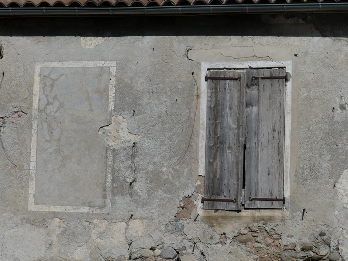 Bâtiment du logis, partie orientale. Elévation sud, deuxième niveau. Décor peint de fausses fenêtres.