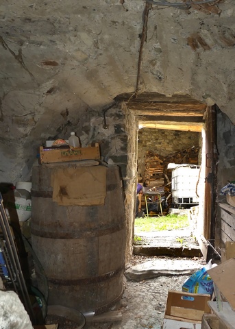 Bâtiment du logis. Etage de soubassement, étable est. Partie sud, vue de volume partielle prise du nord.