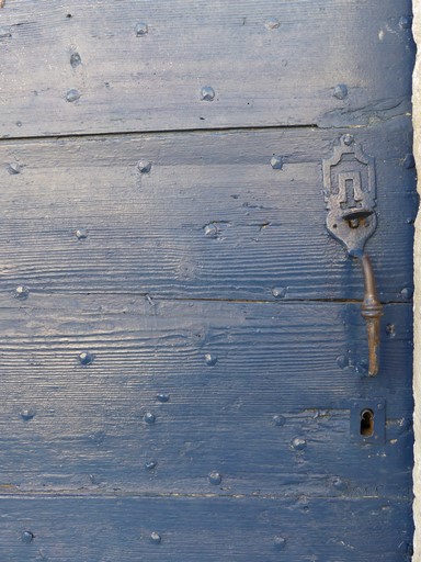 Porte de logis, détail de la menuiserie et poignée. Maison située quartier de la Toscane au bourg de Ribiers (parcelle 1998 E2 509).