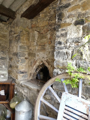 Bâtiment du pigeonnier. Pignon nord, premier niveau. Bouche du four à pain.