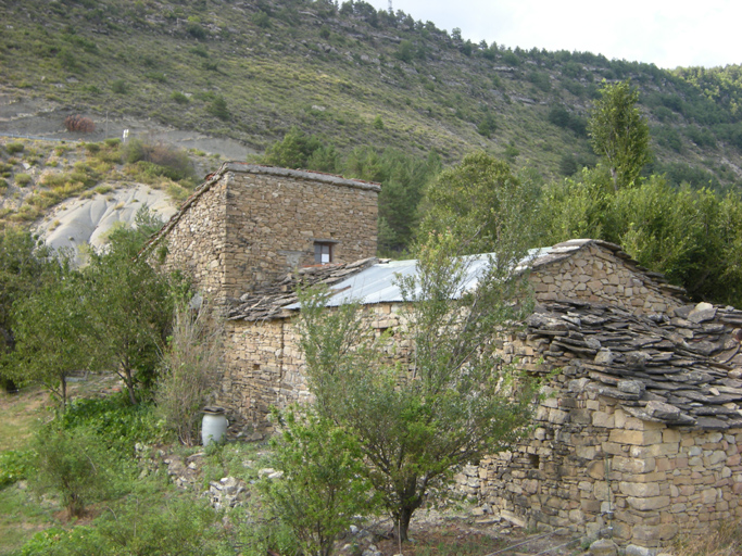 Champ Long, exemple de ferme isolée constituée par l'ajout progressif de dépendances à une maison-bloc primitive.