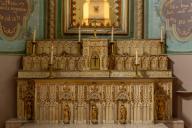 Ensemble du maître-autel de style néo-gothique : autel, tabernacle, gradins d'autel