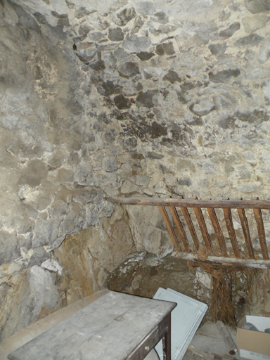 Maison à Rouaine (Annot). Etage de soubassement, étable-remise. Angle nord-ouest, maçonnerie directement assise sur la roche en place.