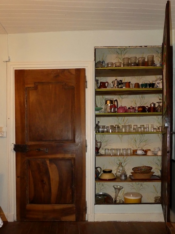 Partie nord. Rez-de-chaussée surélevé, salle à manger. Mur sud, porte donnant dans la partie sud et placard-niche.