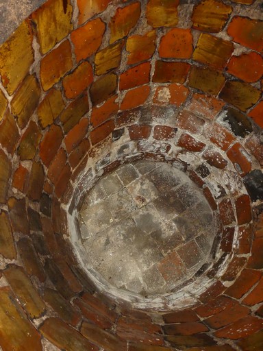 Etage de soubassement du logis, cellier. Cuve vinaire, vue de volume prise de dessus.