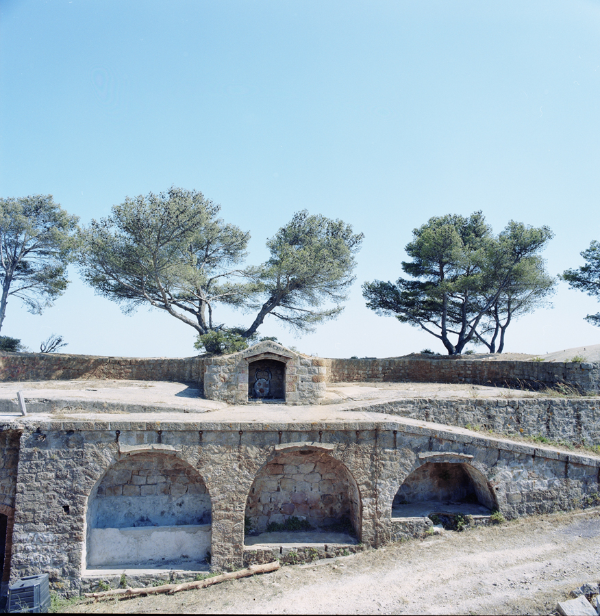 La rampe et le chemin de ronde sur arcades de la batterie de canons de 240.