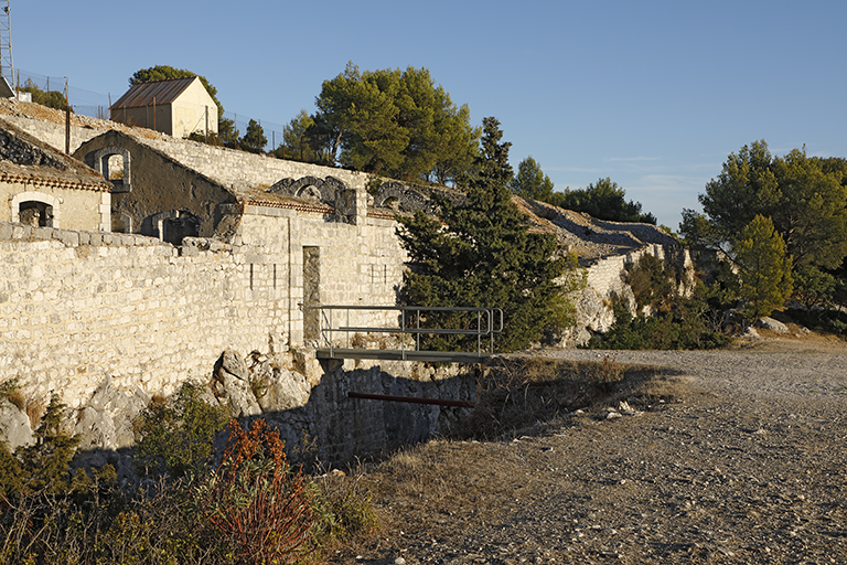 front de gorge de l'enceinte : mur-parapet fossé, porte de l'ouvrage, bâtiments du casernement, vus du nord-ouest