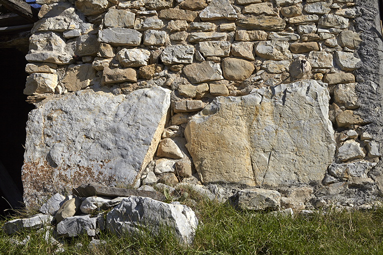 Ondres. Rochers intégrés à la maçonnerie de moellon de grès et de calcaire. 